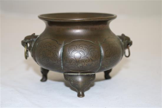 A Japanese or Chinese bronze tripod censer, 18th/19th century, weight 470g, width 12cm